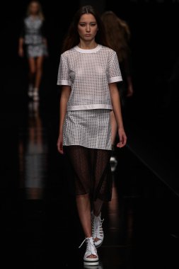 modeli pist john richmond gösterisi sırasında yürür.