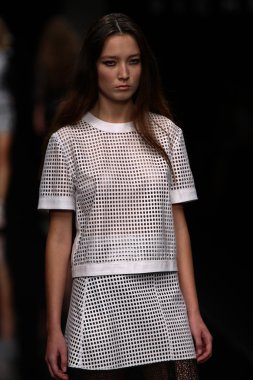 modeli pist john richmond gösterisi sırasında yürür.