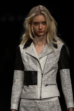 modeli pist john richmond gösterisi sırasında yürür.