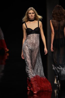 modeli pist john richmond gösterisi sırasında yürür.