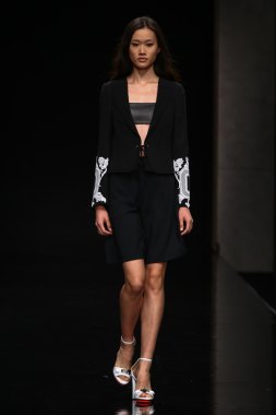 modeli pist john richmond gösterisi sırasında yürür.