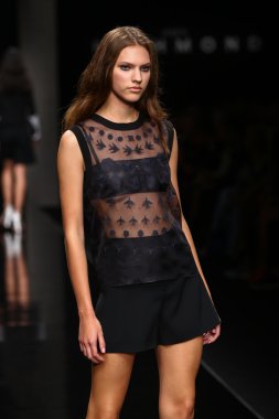 modeli pist john richmond gösterisi sırasında yürür.