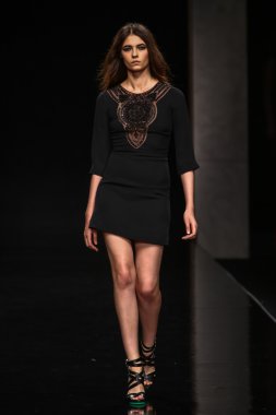 modeli pist john richmond gösterisi sırasında yürür.