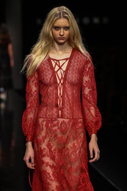 modeli pist john richmond gösterisi sırasında yürür.