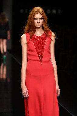 modeli pist john richmond gösterisi sırasında yürür.