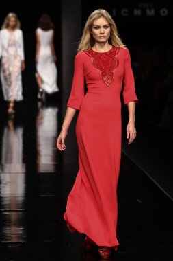 modeli pist john richmond gösterisi sırasında yürür.