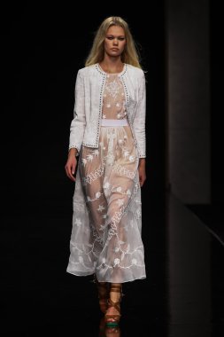 modeli pist john richmond gösterisi sırasında yürür.