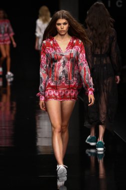 modeli pist john richmond gösterisi sırasında yürür.