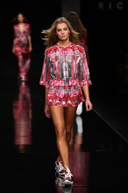 modeli pist john richmond gösterisi sırasında yürür.