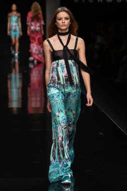 modeli pist john richmond gösterisi sırasında yürür.