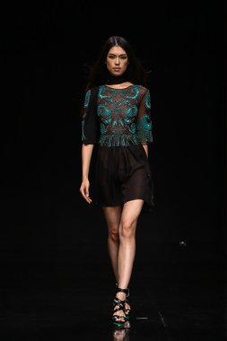 modeli pist john richmond gösterisi sırasında yürür.