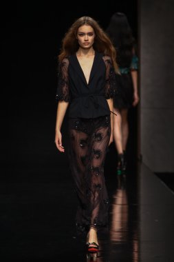 modeli pist john richmond gösterisi sırasında yürür.