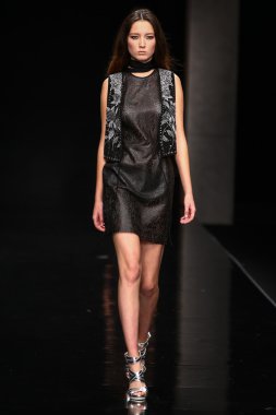 modeli pist john richmond gösterisi sırasında yürür.