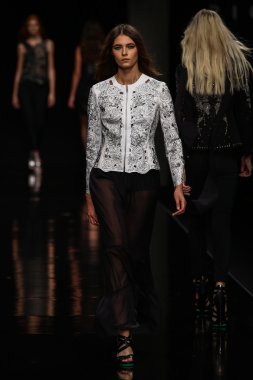 modeli pist john richmond gösterisi sırasında yürür.