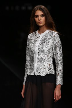 modeli pist john richmond gösterisi sırasında yürür.