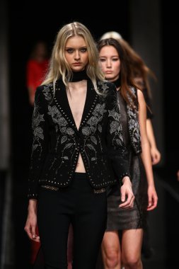 modelleri pist finale john richmond gösterisi sırasında yürümek.