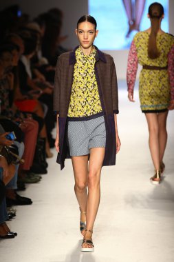 modeli pist massimo rebecchi gösterisi sırasında yürür.