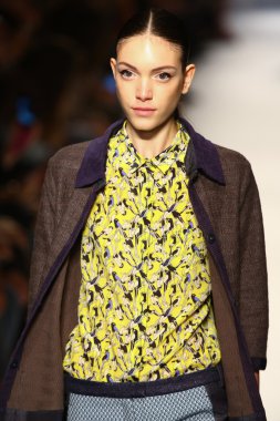 modeli pist massimo rebecchi gösterisi sırasında yürür.