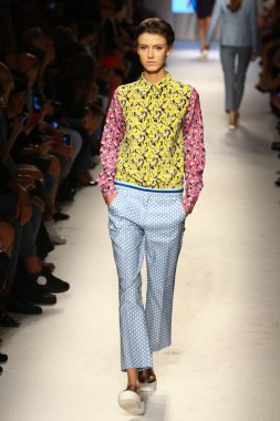 modeli pist massimo rebecchi gösterisi sırasında yürür.