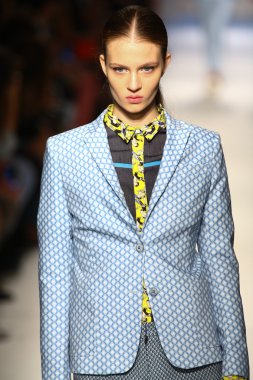 modeli pist massimo rebecchi gösterisi sırasında yürür.