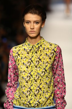 modeli pist massimo rebecchi gösterisi sırasında yürür.