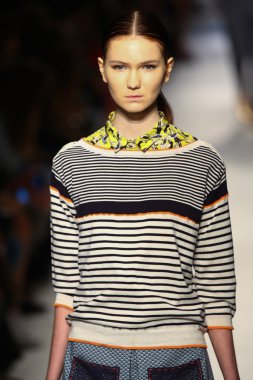 modeli pist massimo rebecchi gösterisi sırasında yürür.