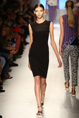 modeli pist massimo rebecchi gösterisi sırasında yürür.