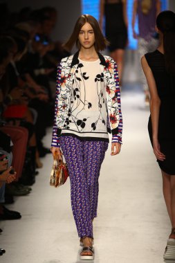 modeli pist massimo rebecchi gösterisi sırasında yürür.