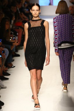 modeli pist massimo rebecchi gösterisi sırasında yürür.