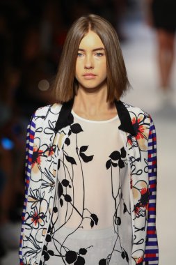 modeli pist massimo rebecchi gösterisi sırasında yürür.