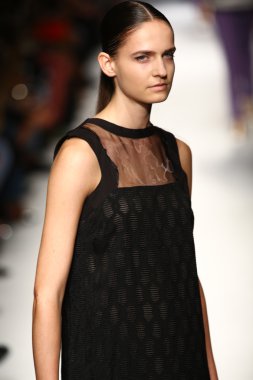 modeli pist massimo rebecchi gösterisi sırasında yürür.