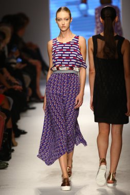 modeli pist massimo rebecchi gösterisi sırasında yürür.