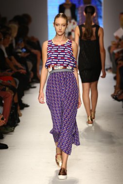 modeli pist massimo rebecchi gösterisi sırasında yürür.