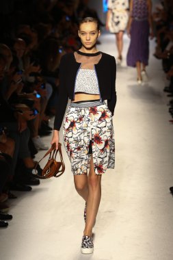 modeli pist massimo rebecchi gösterisi sırasında yürür.