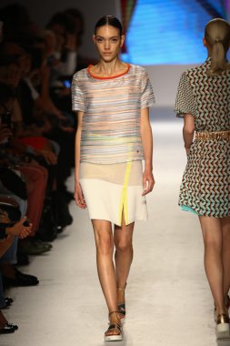 modeli pist massimo rebecchi gösterisi sırasında yürür.