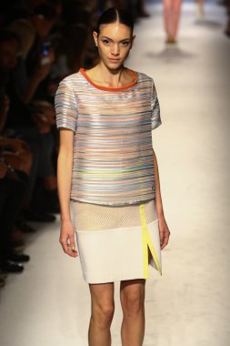 modeli pist massimo rebecchi gösterisi sırasında yürür.