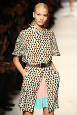 modeli pist massimo rebecchi gösterisi sırasında yürür.