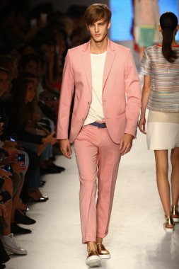 modeli pist massimo rebecchi gösterisi sırasında yürür.