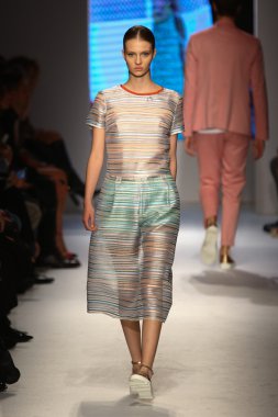 modeli pist massimo rebecchi gösterisi sırasında yürür.