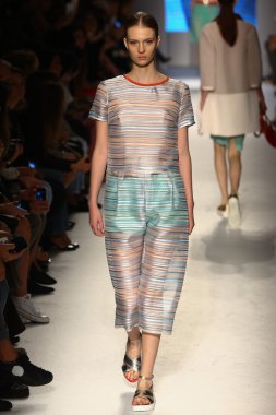 modeli pist massimo rebecchi gösterisi sırasında yürür.