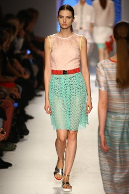 modeli pist massimo rebecchi gösterisi sırasında yürür.