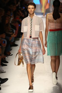 modeli pist massimo rebecchi gösterisi sırasında yürür.