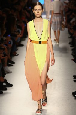 modeli pist massimo rebecchi gösterisi sırasında yürür.