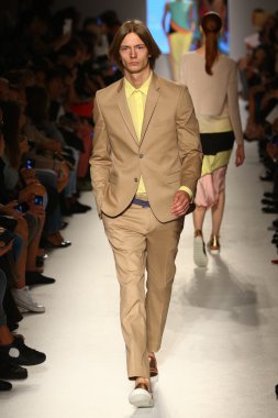 modeli pist massimo rebecchi gösterisi sırasında yürür.