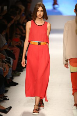 modelleri pist finale massimo rebecchi gösterisi sırasında yürümek.