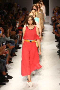 modelleri pist finale massimo rebecchi gösterisi sırasında yürümek.