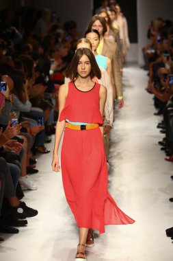 modelleri pist finale massimo rebecchi gösterisi sırasında yürümek.