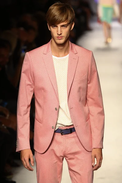 Model leidt de landingsbaan tijdens de massimo rebecchi show — Stockfoto