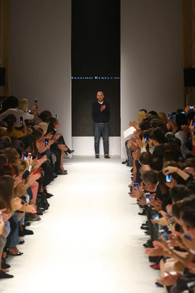 MILAN, ITALY - SEPTEMBER 21: Massimo Rebecchi walks the runway a — Stock Photo, Image