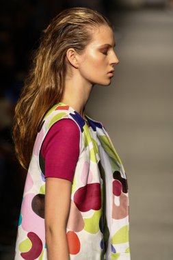 model cividini göstermek de pist yürür